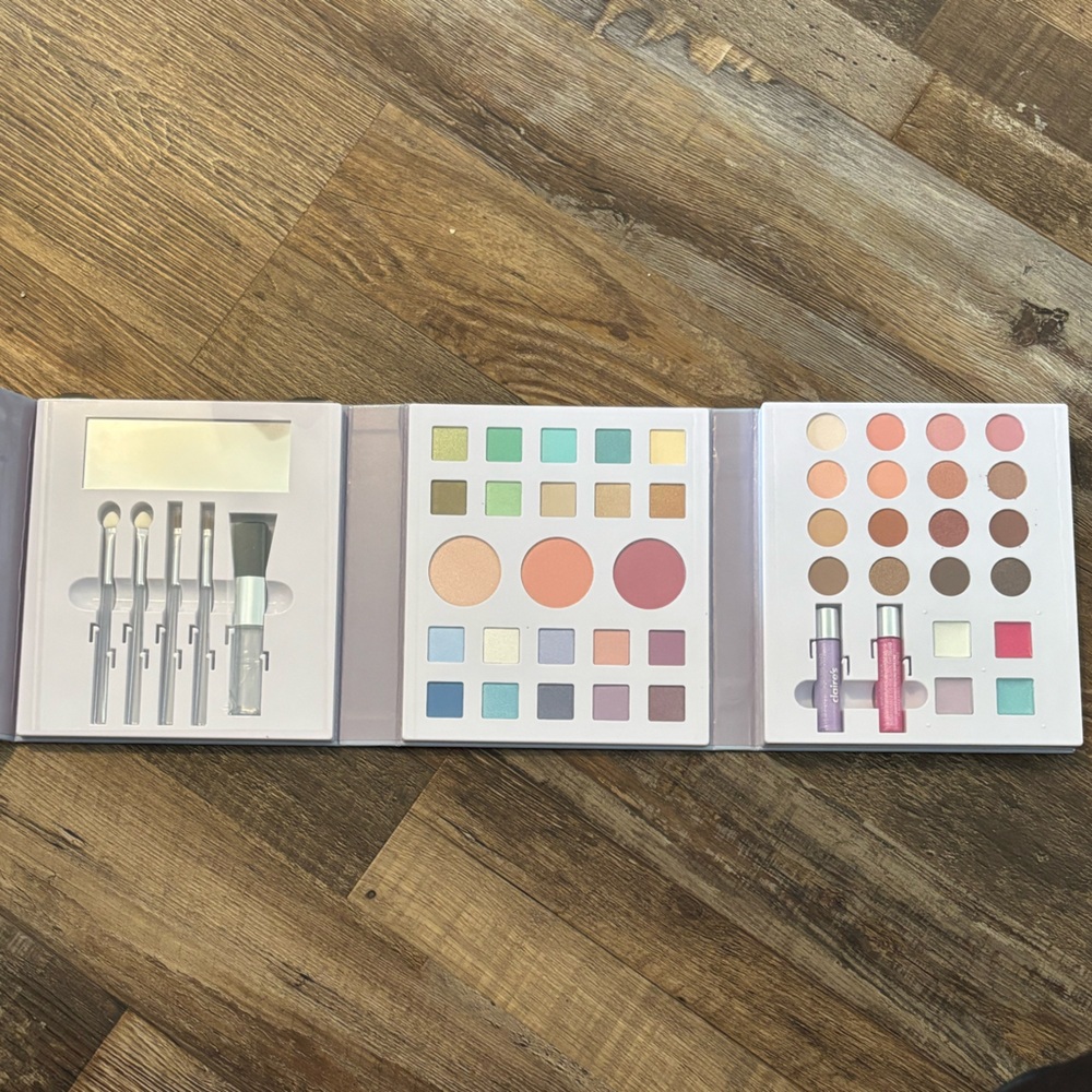Claire’s Makeup Palette Kit Brushes Eyeshadow Blush Lip Color Girls Kids‎ Teens